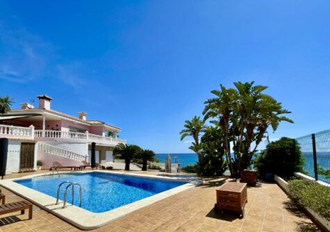 Villa Oropesa beachfront